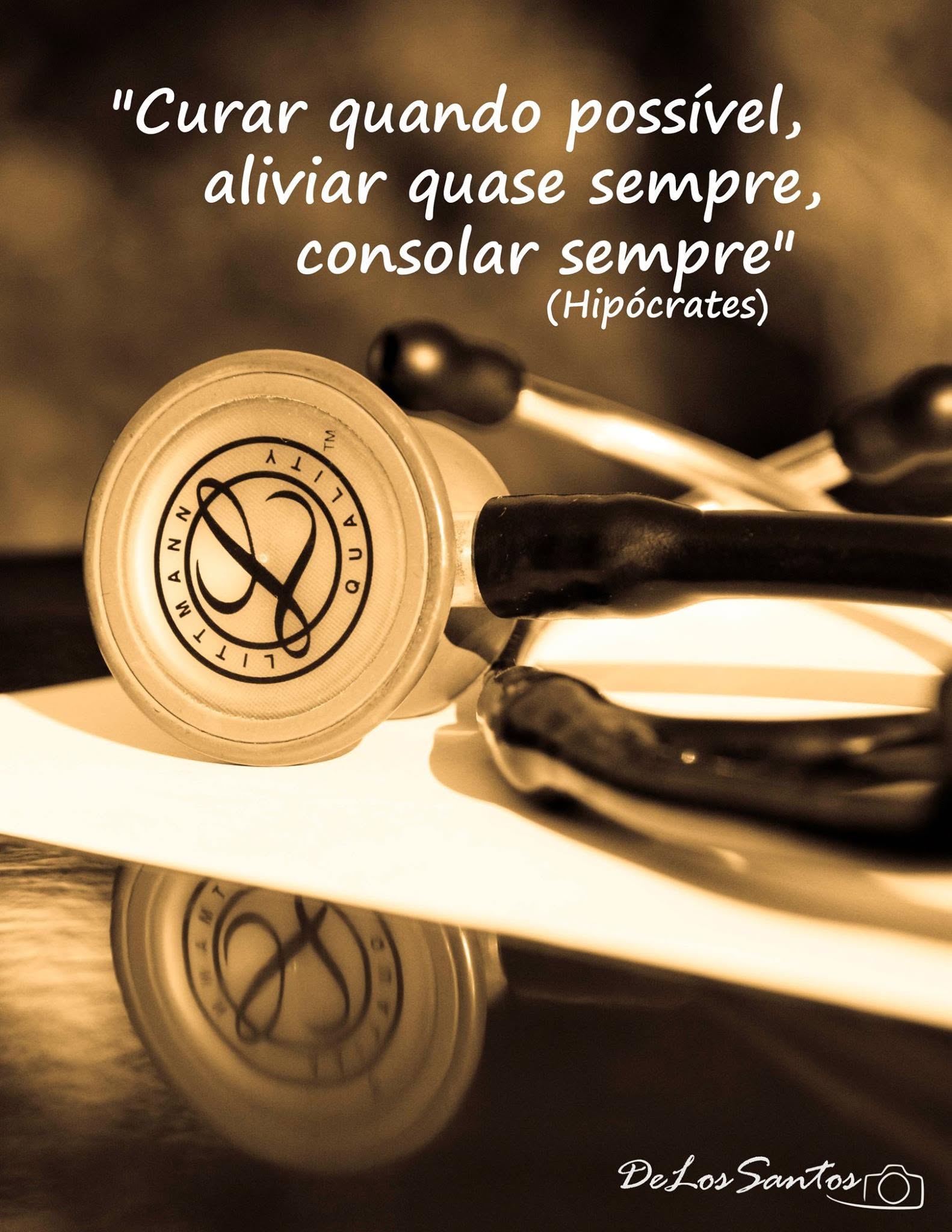 Estetoscópio com citação de Hipócrates