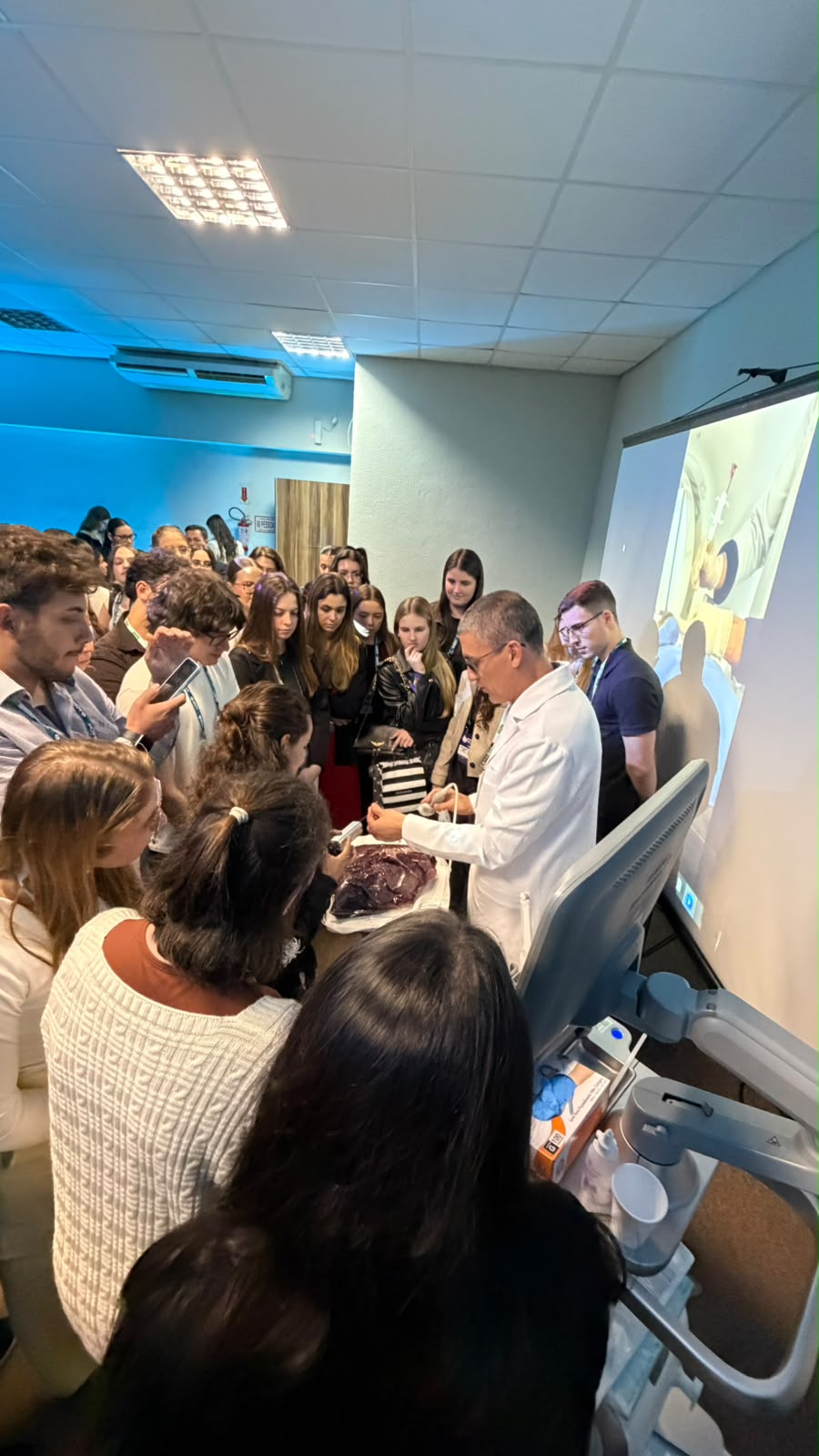 Aula prática de ultrassonografia com estudantes